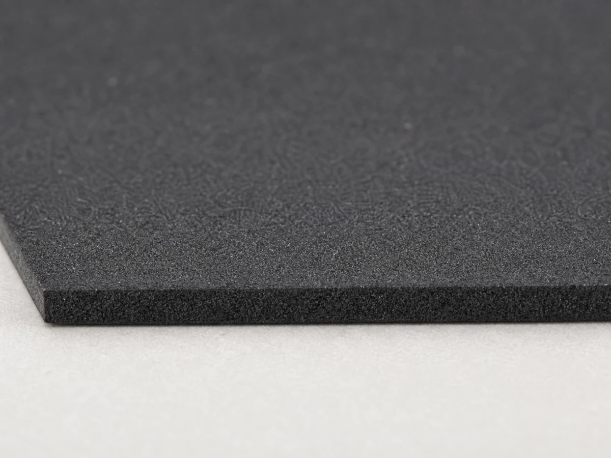 Detail rezu mikroporéznej gumy EPDM s hrúbkou 3 mm
