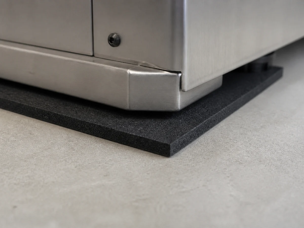 Čierna mikroporézna guma EPDM s hrúbkou 5 mm pod kovovou základňou na tlmenie vibrácií