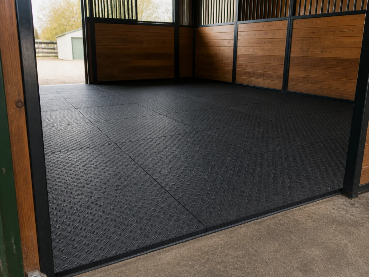 Čierna gumová dlažba Pony s protišmykovým povrchom položená v boxe pre kone