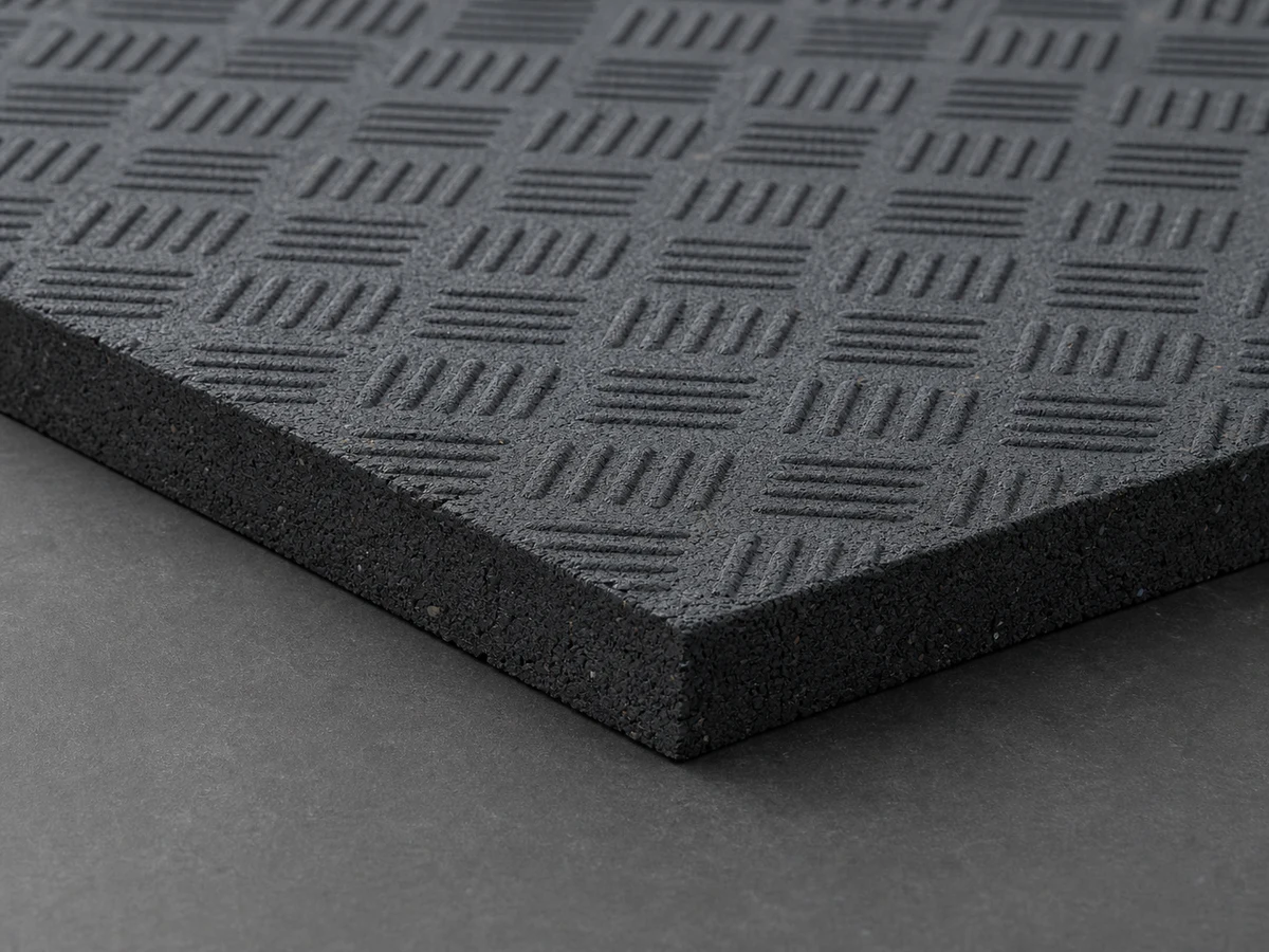 Detail povrchu a plnej 30 mm hrany čiernej gumovej dlažby Pony