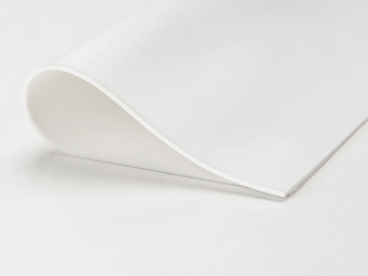 Detail tenkej 1 mm hrany bielej silikónovej tesniacej dosky