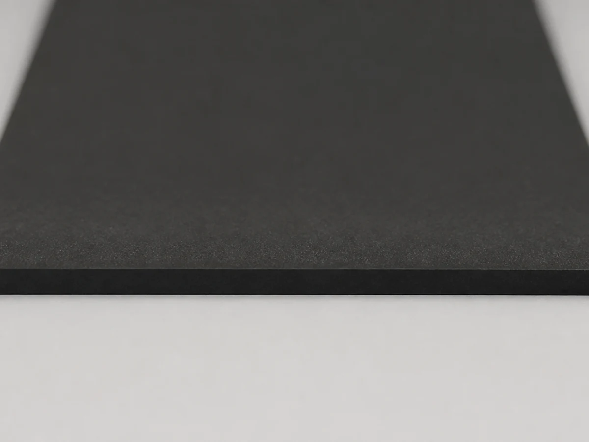 Detail mimoriadne tenkej 3 mm hrany hladkej čiernej EPDM tesniacej pásoviny