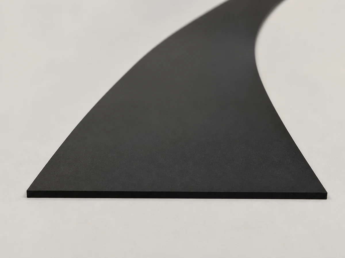 Čiastočne rozvinutá čierna EPDM tesniaca pásovina s textilnou vložkou 3 × 100 mm
