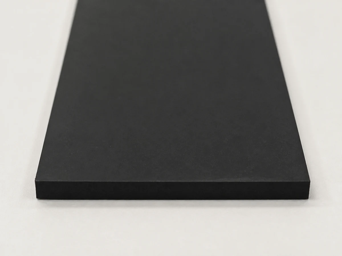 Detail tenkej hrany hladkej čiernej pásoviny EPDM 5 × 40 mm