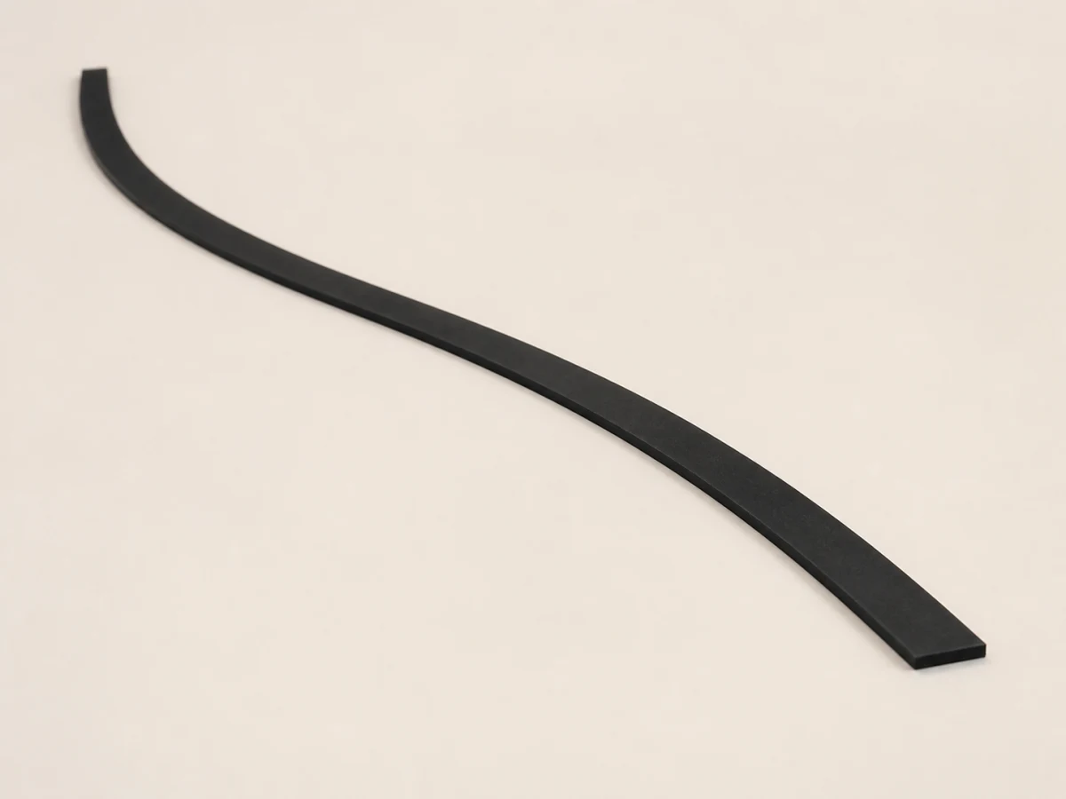 Úzka hladká čierna pásovina EPDM s vložkou 5 × 40 mm