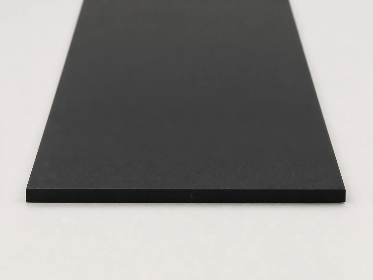 Detail tenkej hrany hladkej čiernej pásoviny EPDM 5 × 50 mm