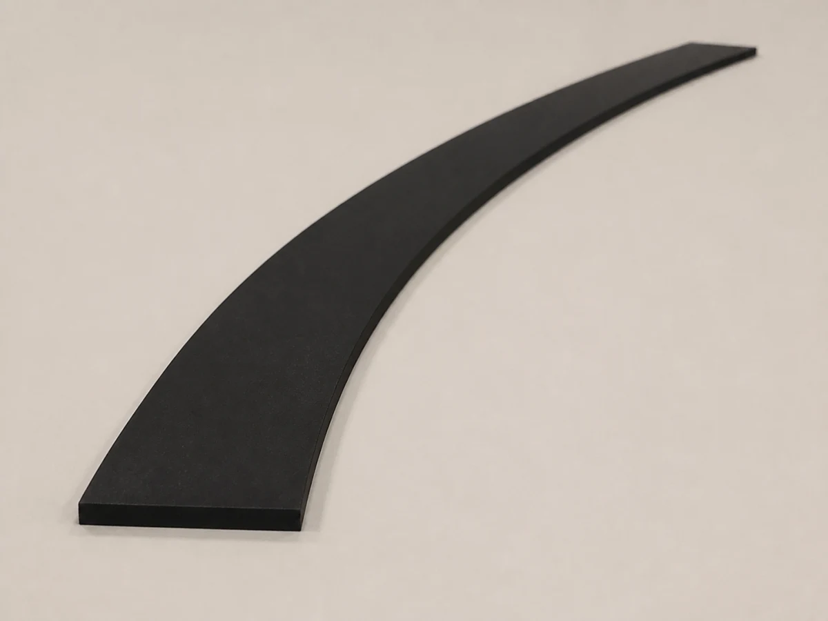 Hladká čierna pásovina EPDM s vložkou 5 × 50 mm v oblúku