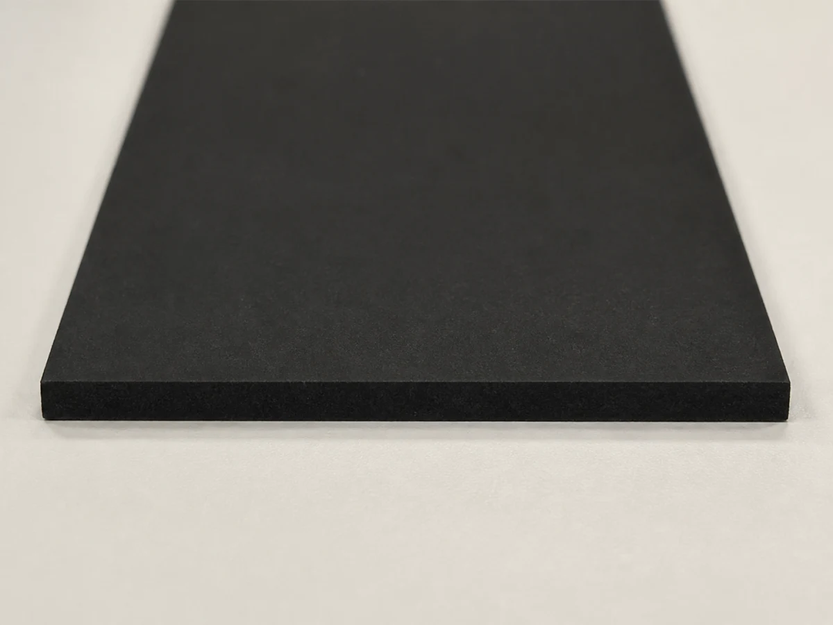 Detail tenkej hrany hladkej čiernej pásoviny EPDM 5 × 80 mm