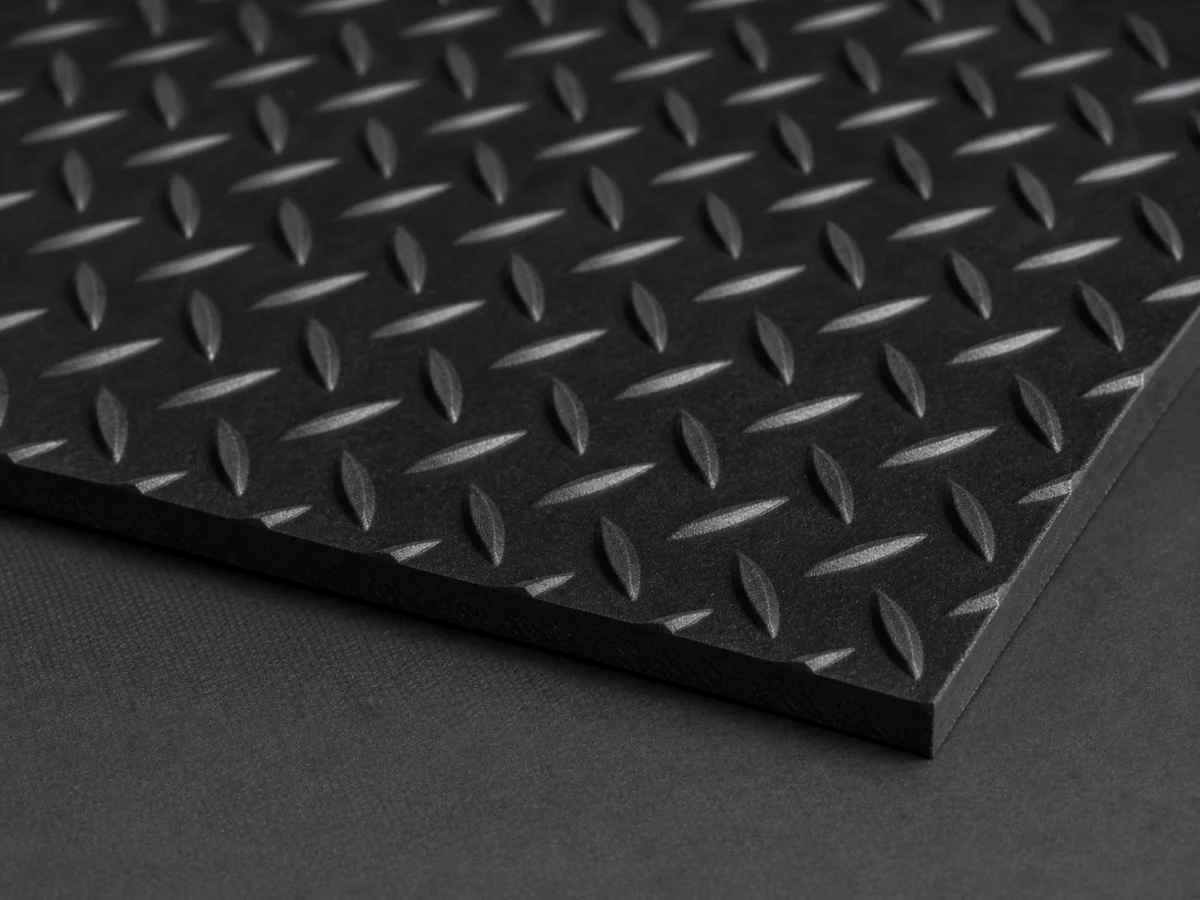 Detail kladivkového povrchu a 3 mm hrany čiernej gumovej podlahoviny