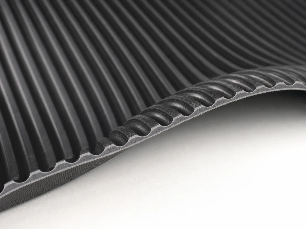 Detail širokých zapustených drážok S1 a 5 mm hrany dielektrického koberca DEK3-S1-2